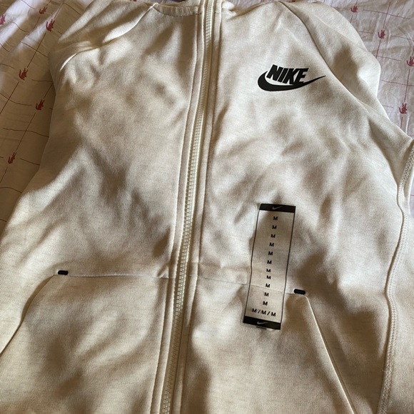 Boys Nike sweater. New with tags - Picture 3 of 4